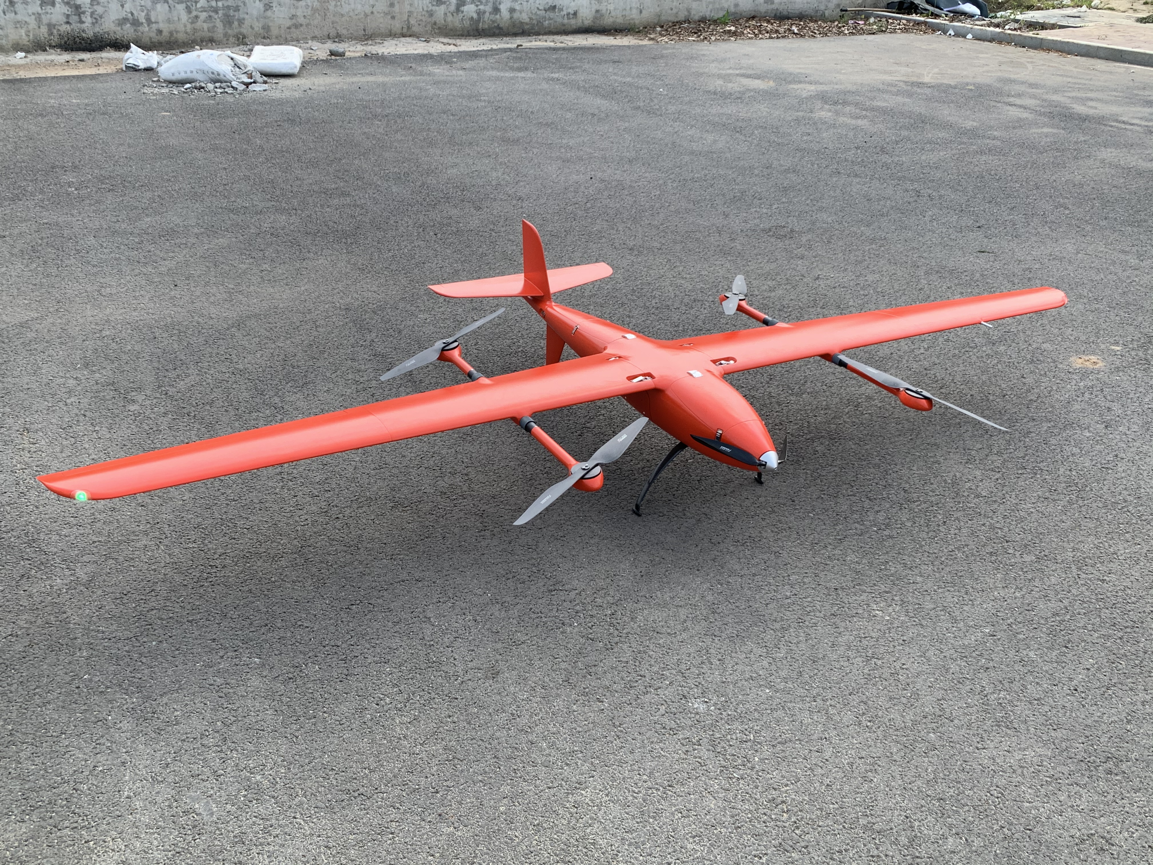 大飛機(jī)航攝(左)<a href='http://www.magiceighteen.com/typearticle/330-1.html' target='_blank' title='無人機(jī)航攝'><strong>無人機(jī)航攝</strong></a>(右)